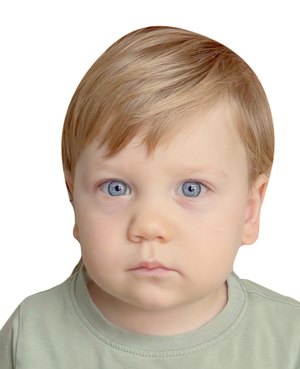 Ejemplo de foto de carnet de un niño: 26 × 32 mm, fondo blanco y encuadre según la norma española